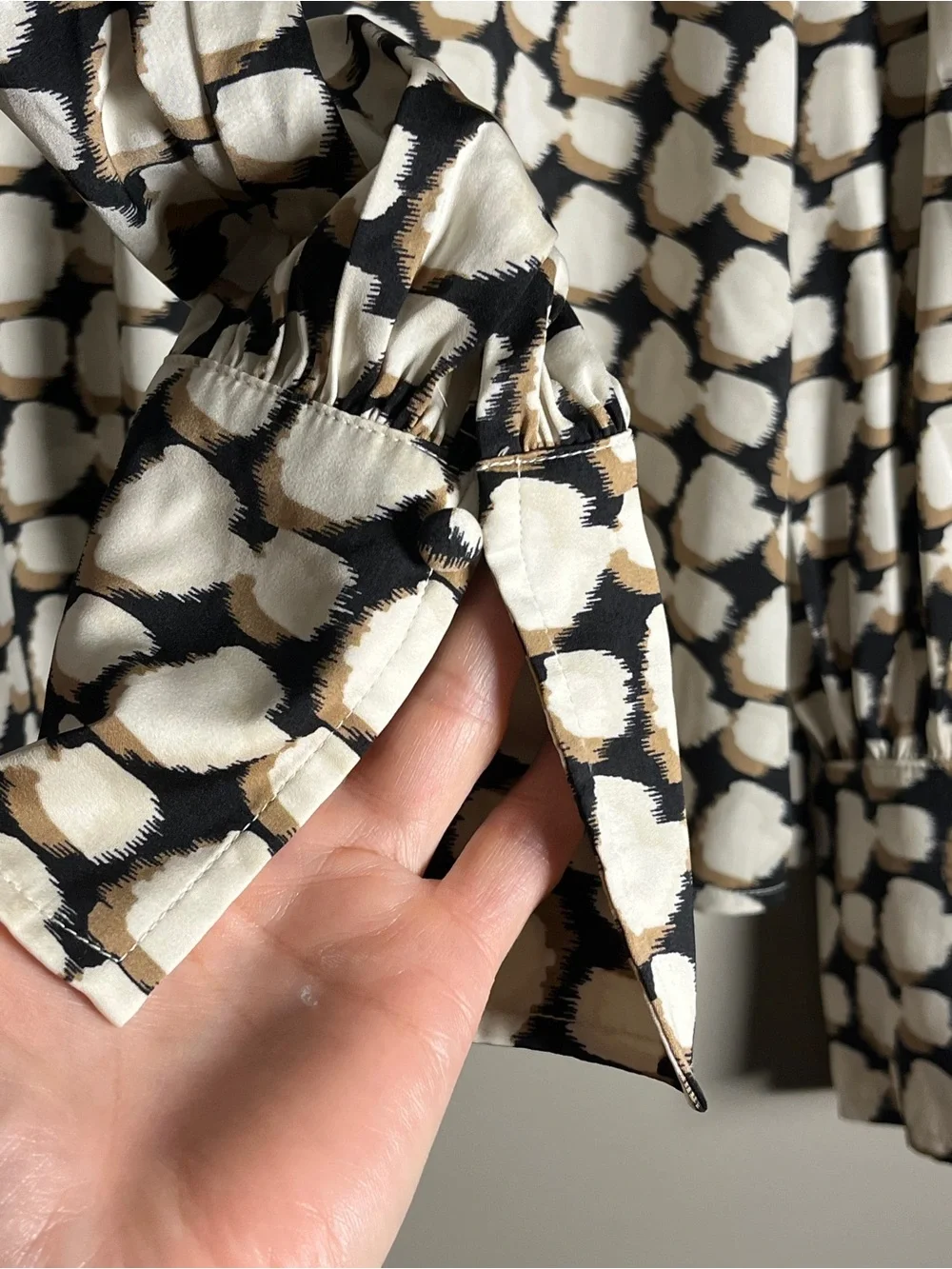 Banana Republic Abstract Print Blouse Medium Puff Sleeve Flare Cuff